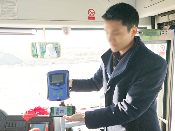 公交上的乘车扫码POS机示意图