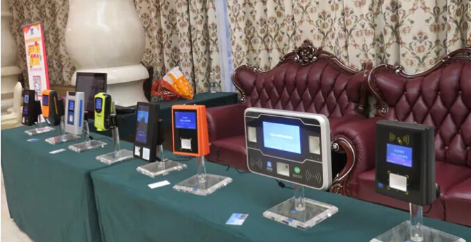 公交车上扫码支付机器展示